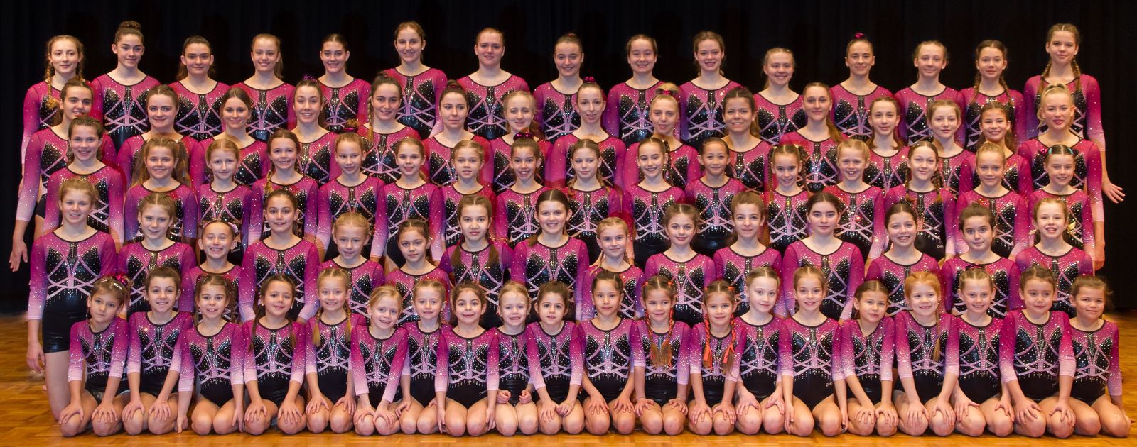 Wettkampfteam Gym Center Emme im pink-schwarzen Trainingsdress