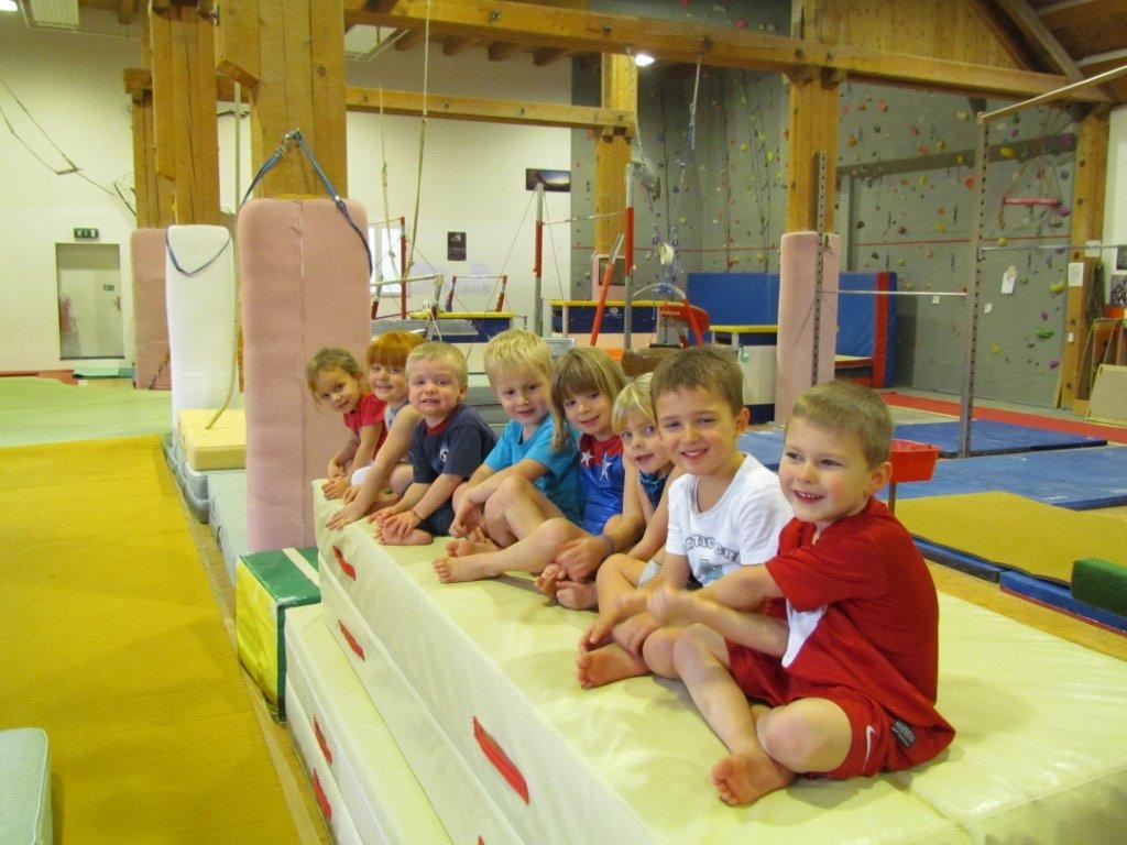 Kinder beim Kid Gym — spielerisch klettern und balancieren