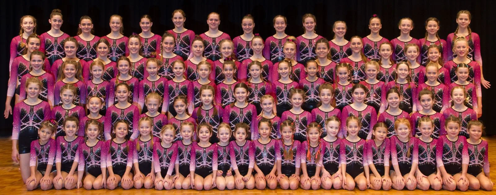 Wettkampfteam Gym Center Emme im pink-schwarzen Trainingsdress